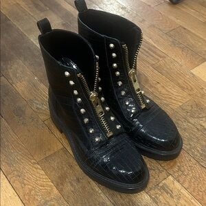 Pavement Women's Boots with golden zipper and details